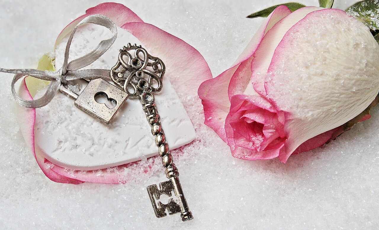 ピンクのバラと鍵